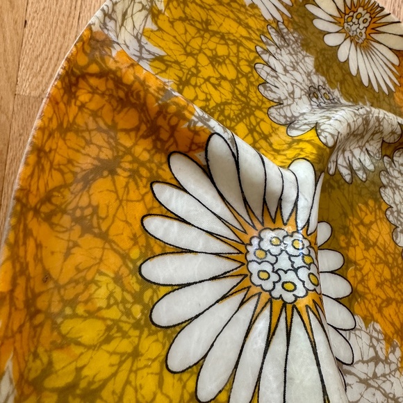 Traymold Fiberglass 16" Round Divided Serving Tray Yellow White Big Daisy Flower - Picture 8 of 15